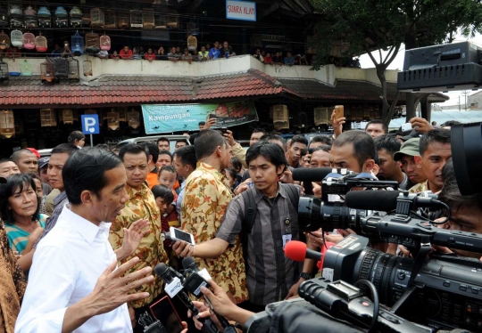 Gaya Jokowi sidak keliling Pasar Rawamangun dan Pramuka