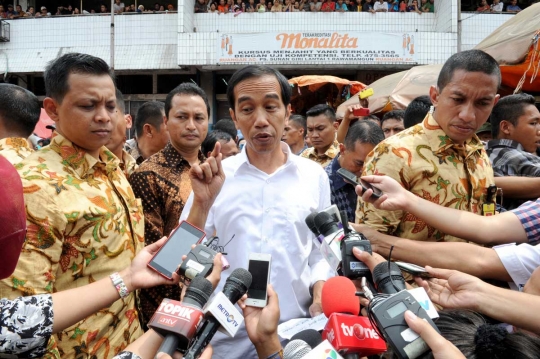 Gaya Jokowi sidak keliling Pasar Rawamangun dan Pramuka