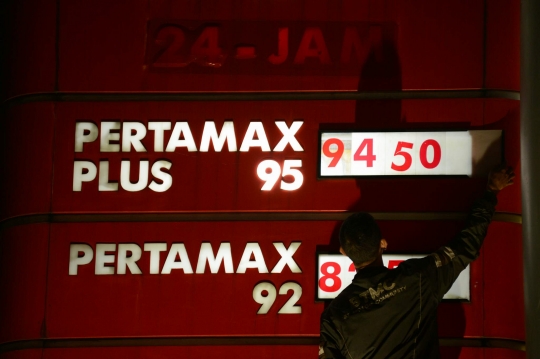 Mulai hari ini harga premium naik 200 rupiah