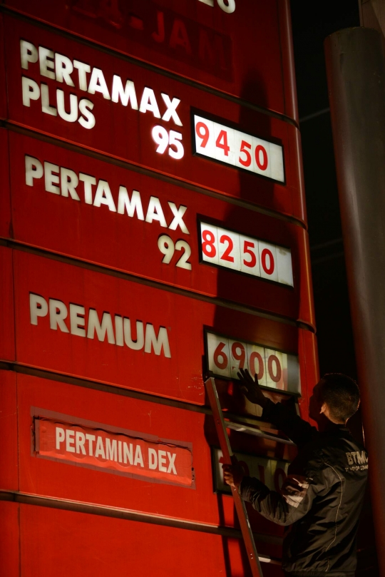Mulai hari ini harga premium naik 200 rupiah