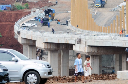 Melihat pembangunan jembatan Pondok Cabe-Cinere