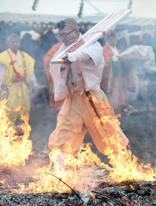 Aksi ekstrem biksu di Jepang berdoa di atas bara api