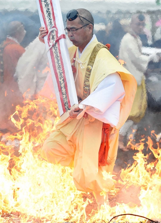 Aksi ekstrem biksu di Jepang berdoa di atas bara api