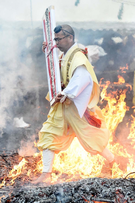 Aksi ekstrem biksu di Jepang berdoa di atas bara api
