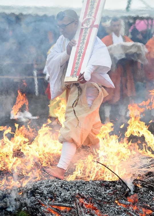 Aksi ekstrem biksu di Jepang berdoa di atas bara api