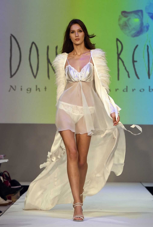 Seksinya model-model Lingerie Fashion Night di New York