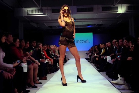 Seksinya model-model Lingerie Fashion Night di New York