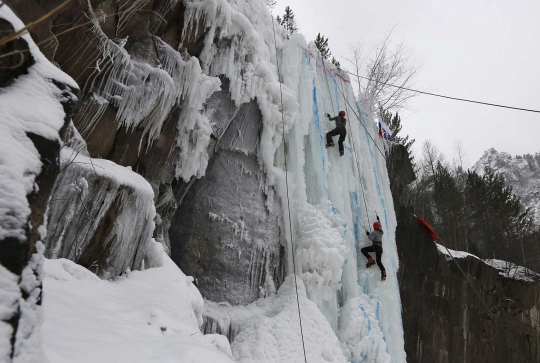 Menantang adrenalin panjat tebing es di Stolby National Park