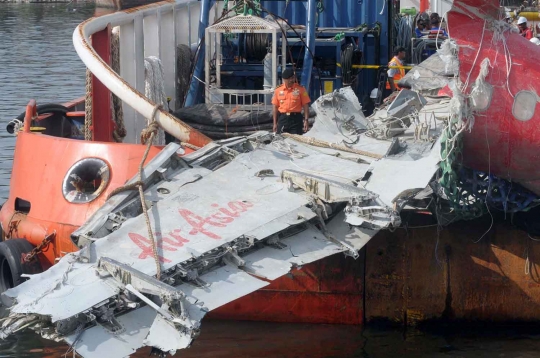 Bangkai pesawat AirAsia QZ8501 tiba di Tanjung Priok
