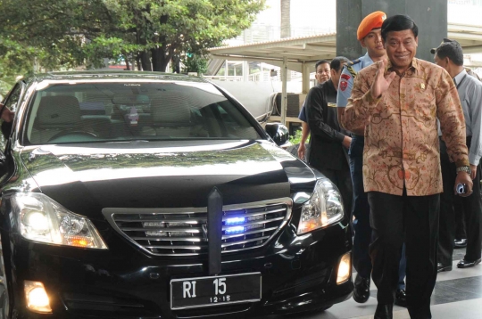 Berbatik cokelat, Menteri Tedjo ikut rapat penegakan hukum di KPK