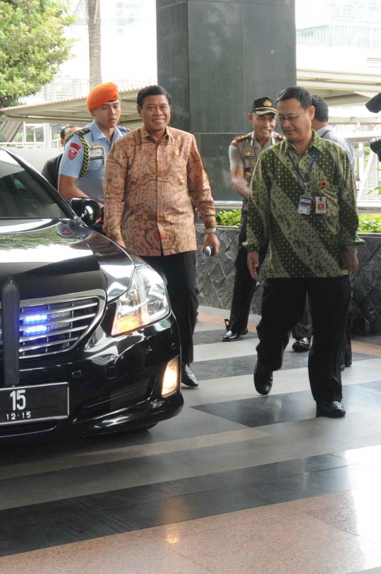 Berbatik cokelat, Menteri Tedjo ikut rapat penegakan hukum di KPK