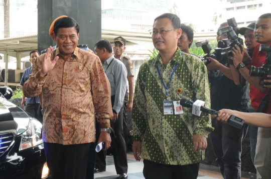 Berbatik cokelat, Menteri Tedjo ikut rapat penegakan hukum di KPK