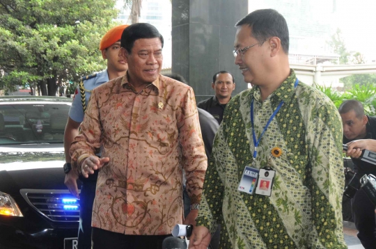 Berbatik cokelat, Menteri Tedjo ikut rapat penegakan hukum di KPK