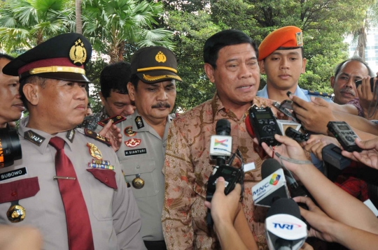 Berbatik cokelat, Menteri Tedjo ikut rapat penegakan hukum di KPK