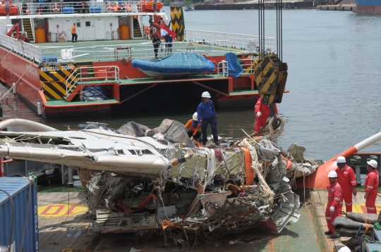 Melihat pemindahan puing AirAsia di Pelabuhan Tanjung Priok