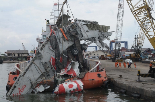 Melihat pemindahan puing AirAsia di Pelabuhan Tanjung Priok