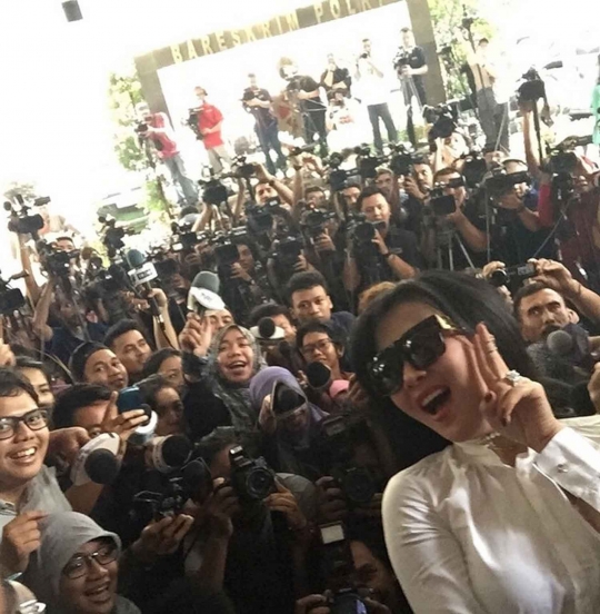 Begini gaya selfie manja Syahrini bersama wartawan di Bareskrim