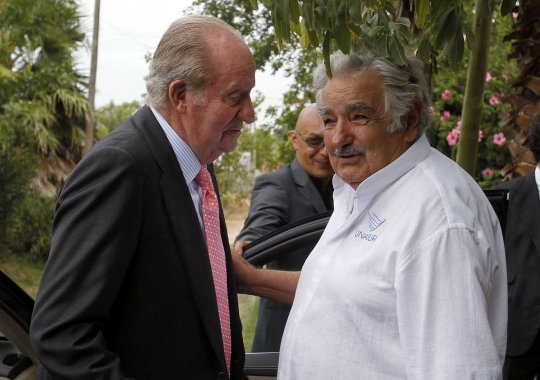 Gaya unik Jose Mujica meeting dengan Raja Spanyol di tengah kebun