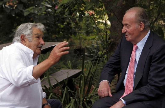 Gaya unik Jose Mujica meeting dengan Raja Spanyol di tengah kebun