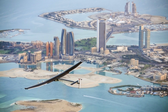 Jelang tur dunia, Solar Impulse 2 keliling langit Abu Dhabi