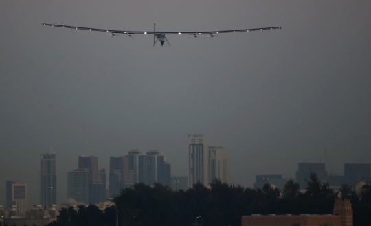 Jelang tur dunia, Solar Impulse 2 keliling langit Abu Dhabi