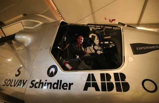 Jelang tur dunia, Solar Impulse 2 keliling langit Abu Dhabi