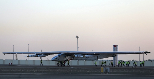 Jelang tur dunia, Solar Impulse 2 keliling langit Abu Dhabi