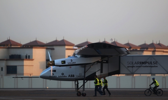 Jelang tur dunia, Solar Impulse 2 keliling langit Abu Dhabi