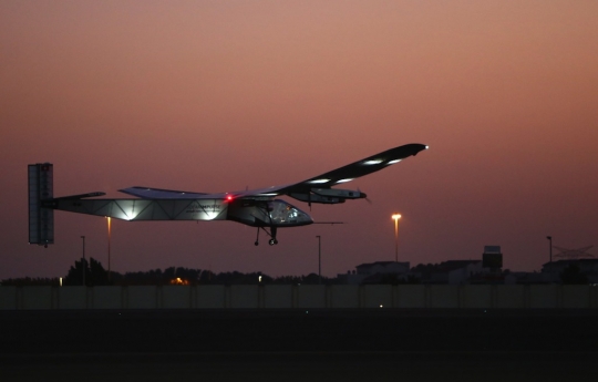 Jelang tur dunia, Solar Impulse 2 keliling langit Abu Dhabi