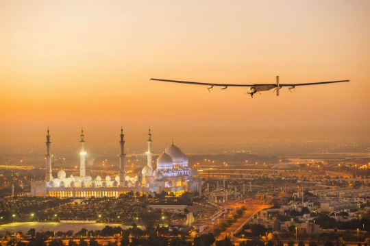 Jelang tur dunia, Solar Impulse 2 keliling langit Abu Dhabi