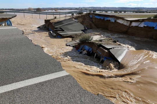 Banjir dahsyat lumpuhkan akses jalan raya di Spanyol