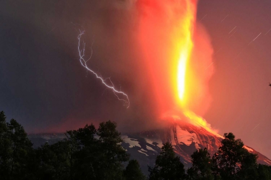 Dahsyatnya letusan Gunung Villarrica di Chile yang disertai petir