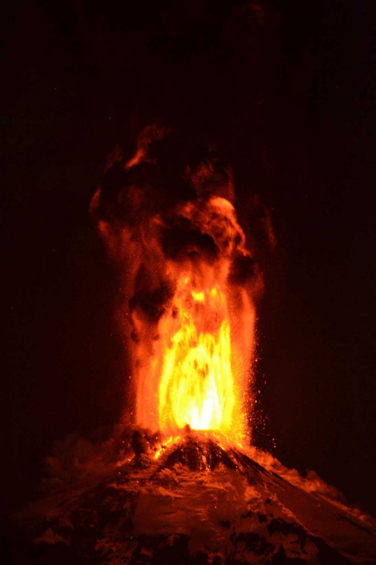 Dahsyatnya letusan Gunung Villarrica di Chile yang disertai petir