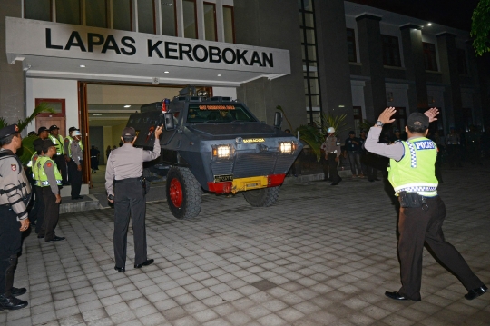 Momen pemindahan duo Bali Nine dikawal ratusan polisi & panser Anoa