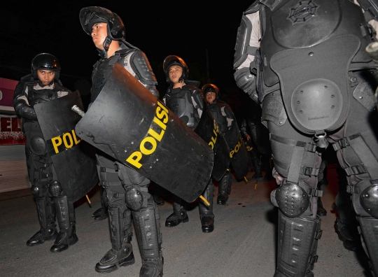 Momen pemindahan duo Bali Nine dikawal ratusan polisi & panser Anoa