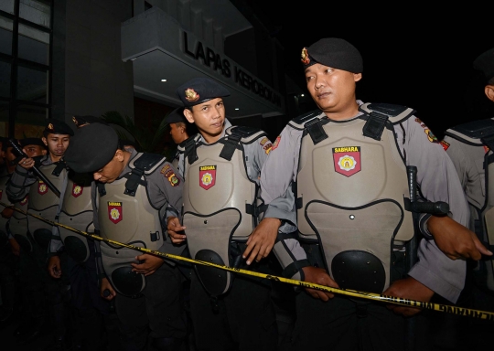 Momen pemindahan duo Bali Nine dikawal ratusan polisi & panser Anoa