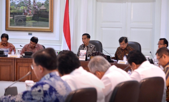 Jokowi kumpulkan para menteri di Istana bahas kenaikan harga beras