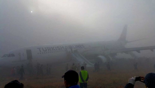 Momen evakuasi penumpang Turkish Airlines di tengah kabut tebal