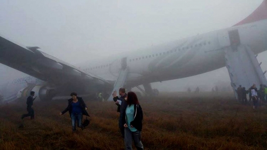 Momen evakuasi penumpang Turkish Airlines di tengah kabut tebal
