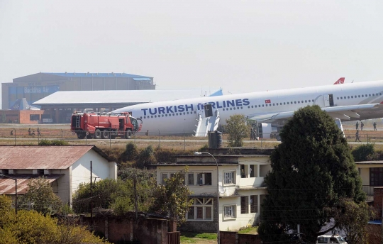 Momen evakuasi penumpang Turkish Airlines di tengah kabut tebal