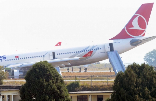 Momen evakuasi penumpang Turkish Airlines di tengah kabut tebal