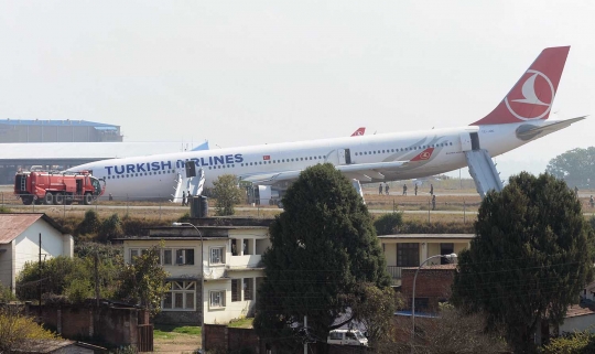 Momen evakuasi penumpang Turkish Airlines di tengah kabut tebal