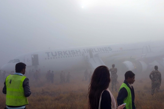 Momen evakuasi penumpang Turkish Airlines di tengah kabut tebal