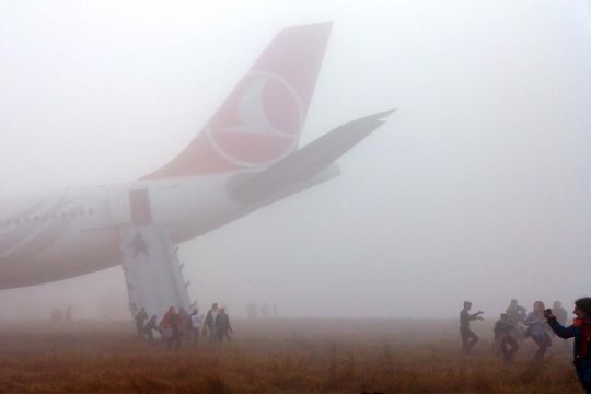 Momen evakuasi penumpang Turkish Airlines di tengah kabut tebal