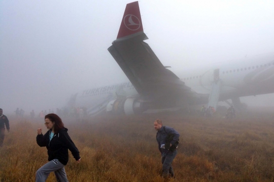 Momen evakuasi penumpang Turkish Airlines di tengah kabut tebal