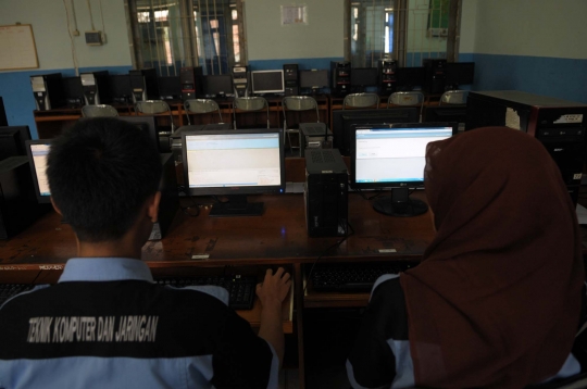Siswa SMKN 1 Jakarta uji coba kerjakan soal UN online