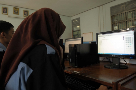 Siswa SMKN 1 Jakarta uji coba kerjakan soal UN online