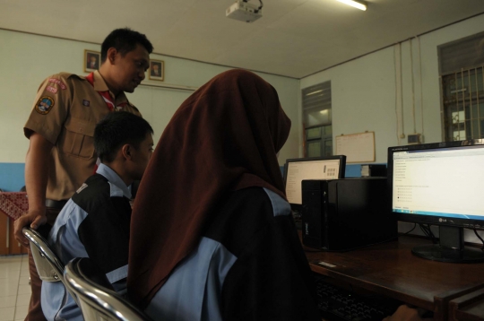 Siswa SMKN 1 Jakarta uji coba kerjakan soal UN online