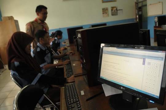 Siswa SMKN 1 Jakarta uji coba kerjakan soal UN online