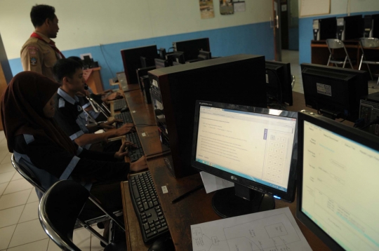 Siswa SMKN 1 Jakarta uji coba kerjakan soal UN online